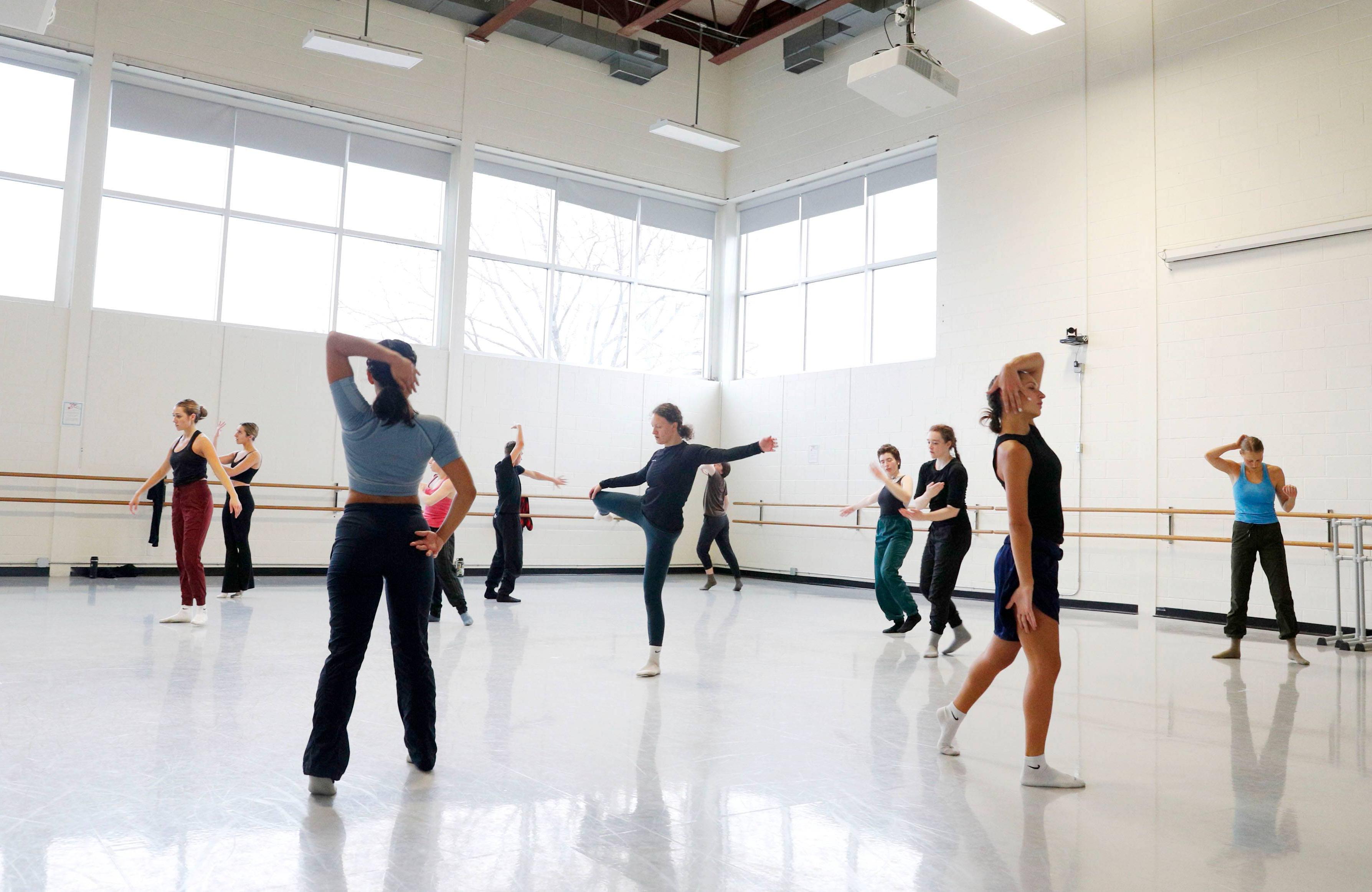 十几名舞者在一名白人舞蹈学生中练习