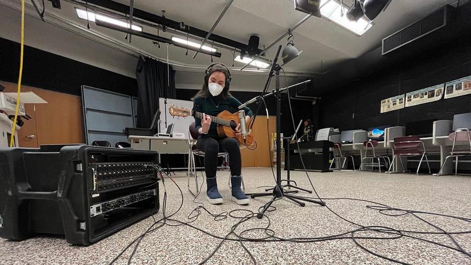 火博体育学院(Skidmore College)的学生萨拉·利波夫(Sarah Libov)在录音棚里弹吉他